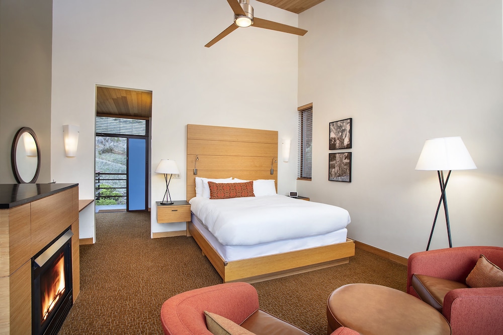 Deluxe Room, 1 King Bed (Contemporary ADA) - Photo 1