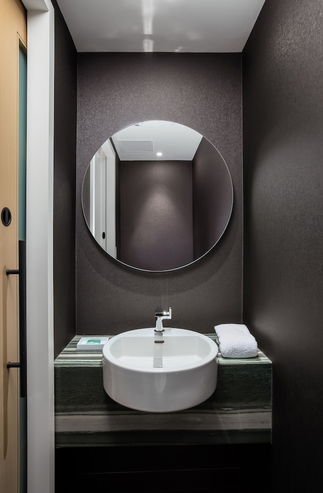 Signature Suite - Photo 2