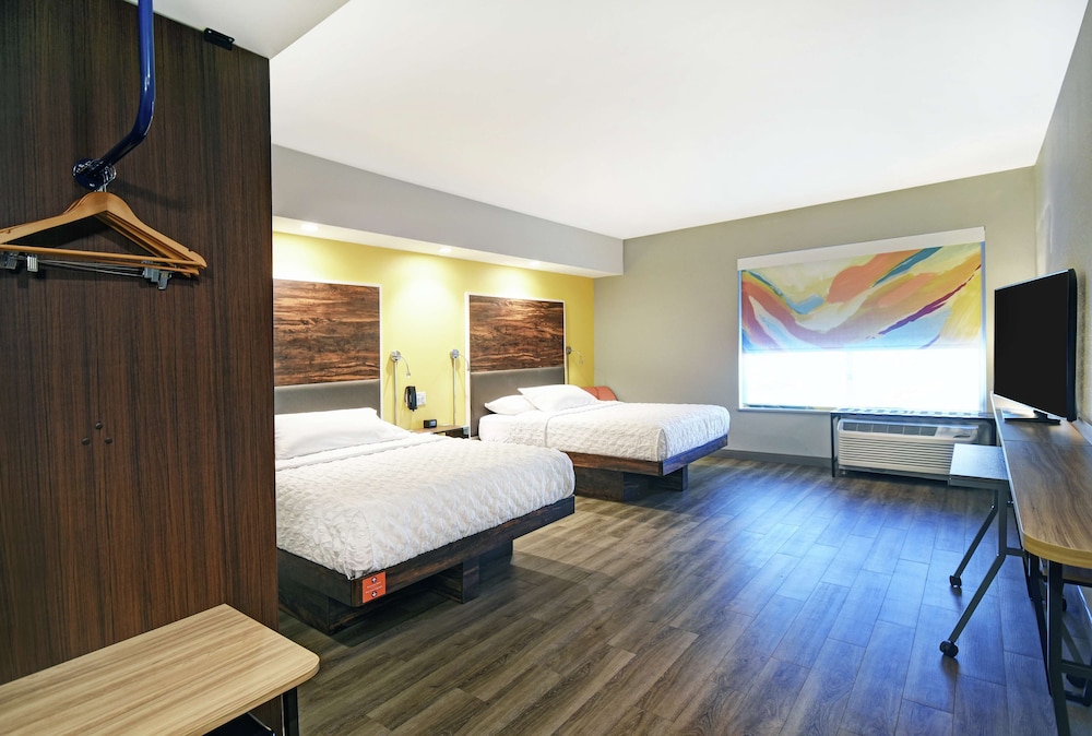 Room, 2 Queen Beds, Accessible (Roll-in Shower) photo 1