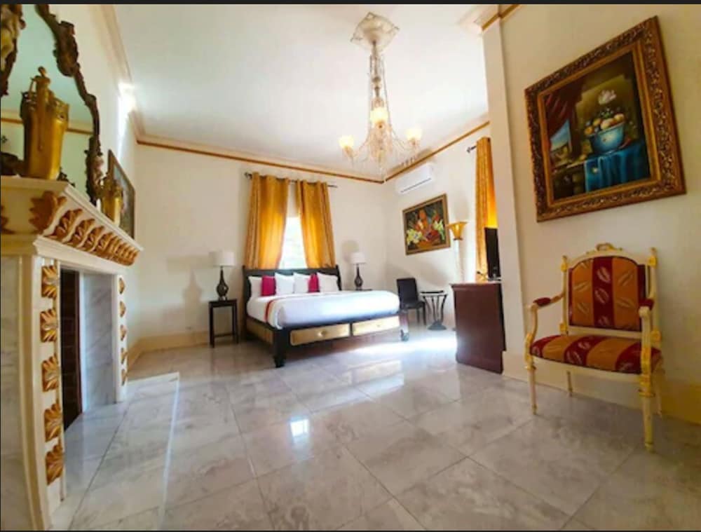 Sapphire (Luxury Room, Fireplace, Partial Ocean View)