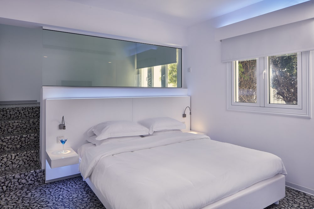 SPA One Bedroom Suite Jacuzzi with Pool View