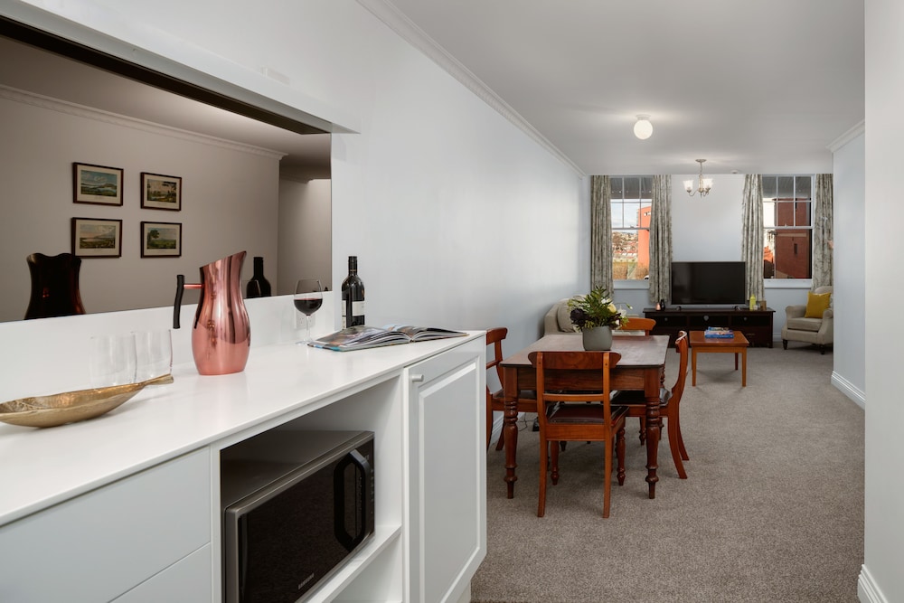 Executive Antique Suite - Photo 5