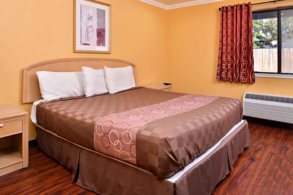 Suite, 1 King Bed, Non Smoking - Photo 1