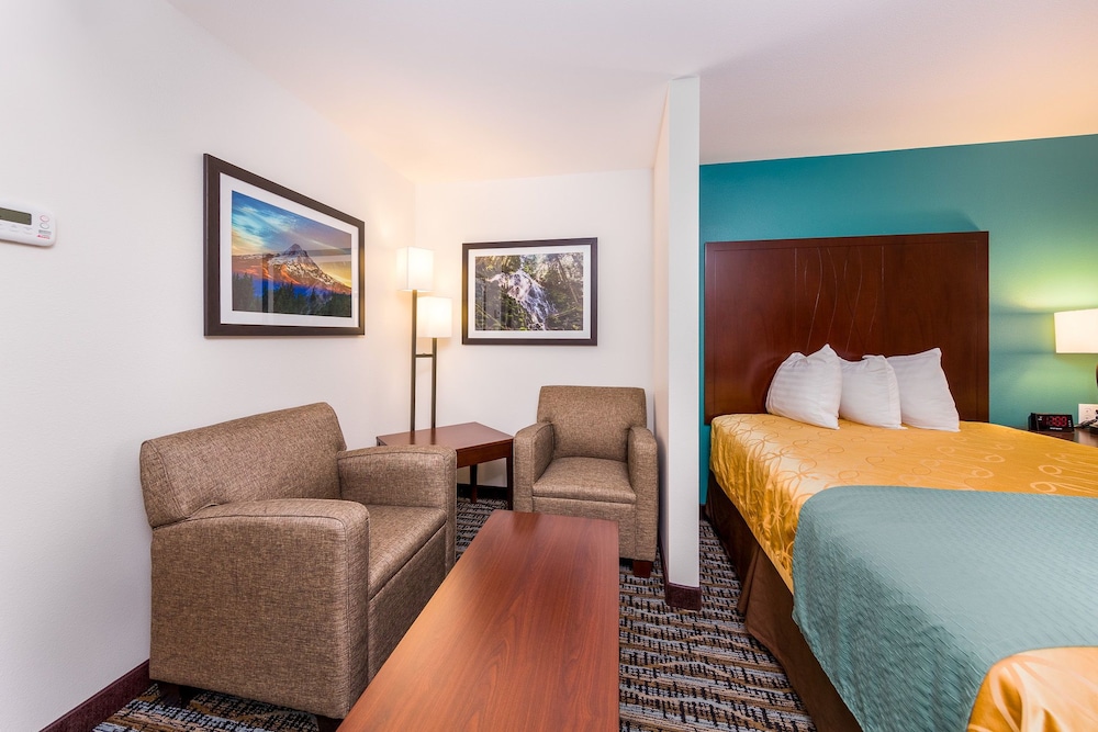 Deluxe Suite, 2 Queen Beds, Refrigerator & Microwave (Non Pet Friendly) - Photo 3