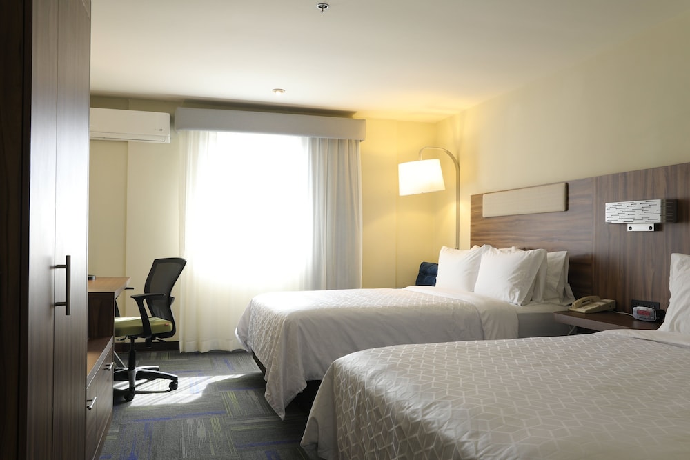 Standard Room, 2 Queen Beds, Ground Floor - Photo 15