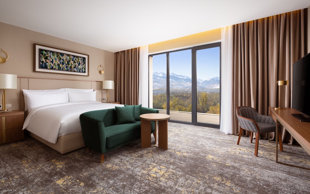 Grand Suite, 1 King Bed, Mountain View (Panoramic) - Photo 1