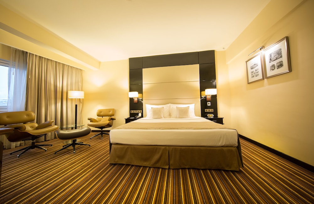Executive Suite, 1 King Bed, Non Smoking - Photo 5