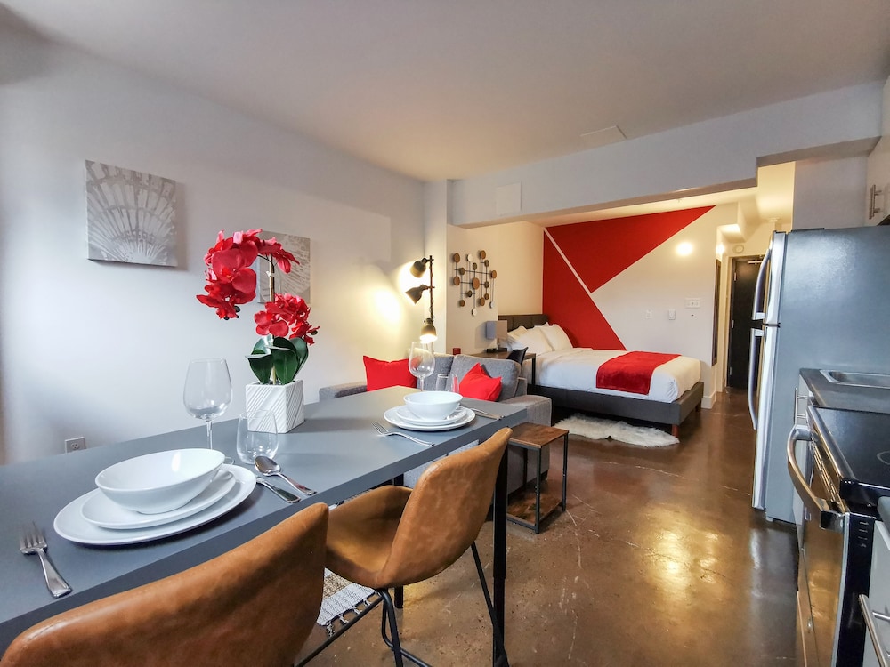 Studio Suite (302)
