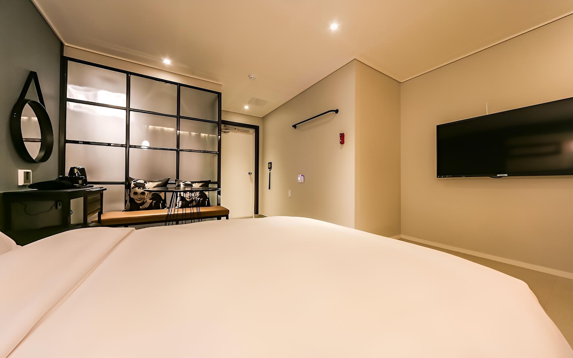 Room (Drive-in - 1 parking space per room () - Photo 7