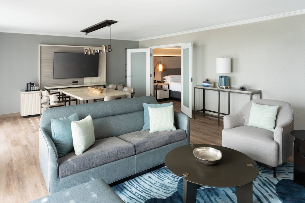 Suite, 1 King Bed with Sofa bed, Balcony thumbnail 6