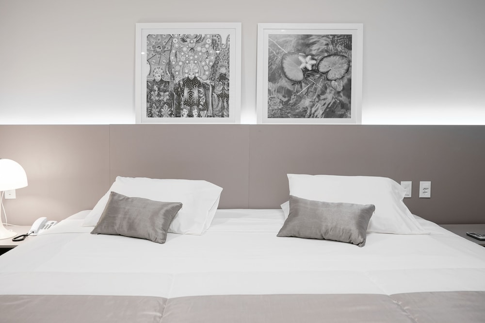 Deluxe Room, 1 Queen Bed photo 1