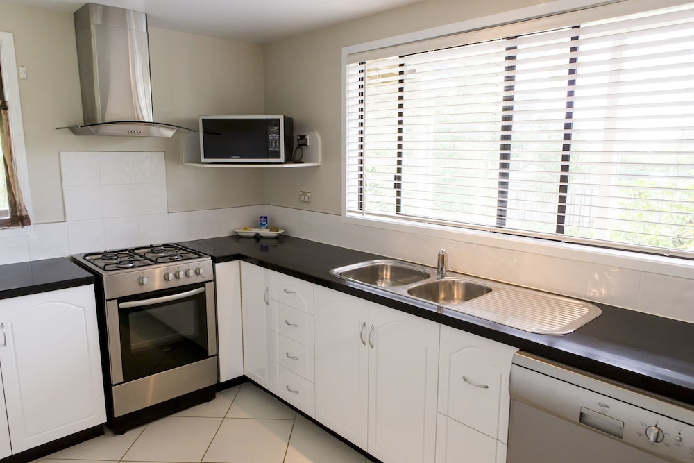 Standard Apartment, Multiple Bedrooms, Non Smoking, Kitchen (3 Bedroom House) photo 2