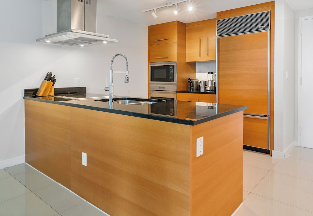 Boutique Apart, 1 King & Sofa Bed, Sauna, River/City Views, Balcony2307