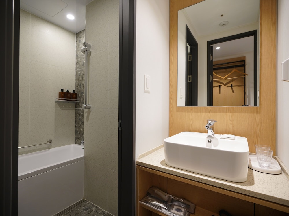 High Floor Standard Twin Room (Mountain View) - Photo 10