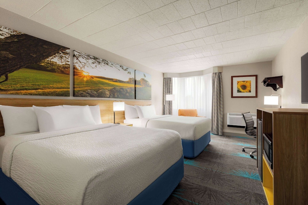Business Room, 2 Queen Beds, Non Smoking - Photo 2
