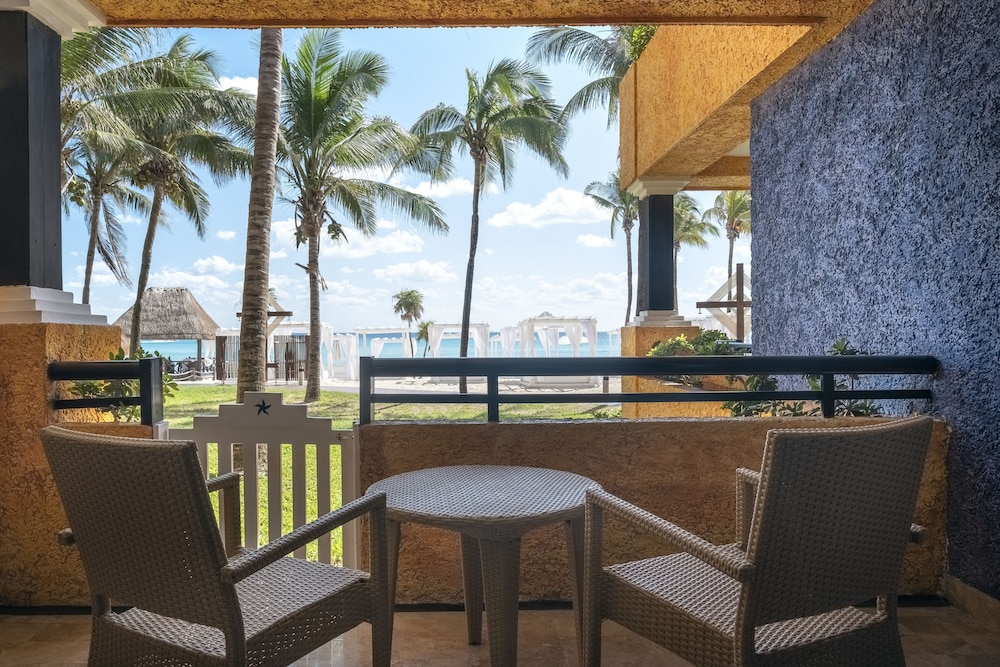 Junior Suite, Oceanfront (Beach Access) photo 1