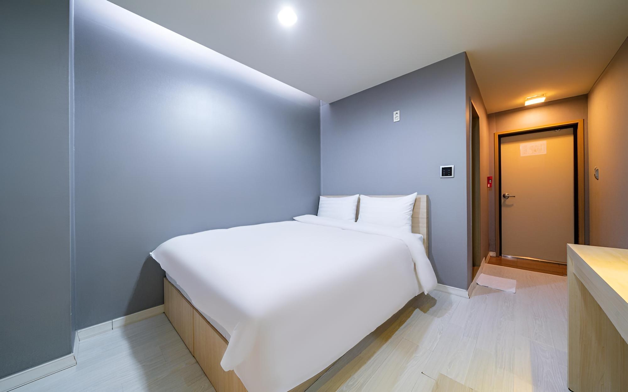 Room (Standard room (OTT Available)) - Photo 5