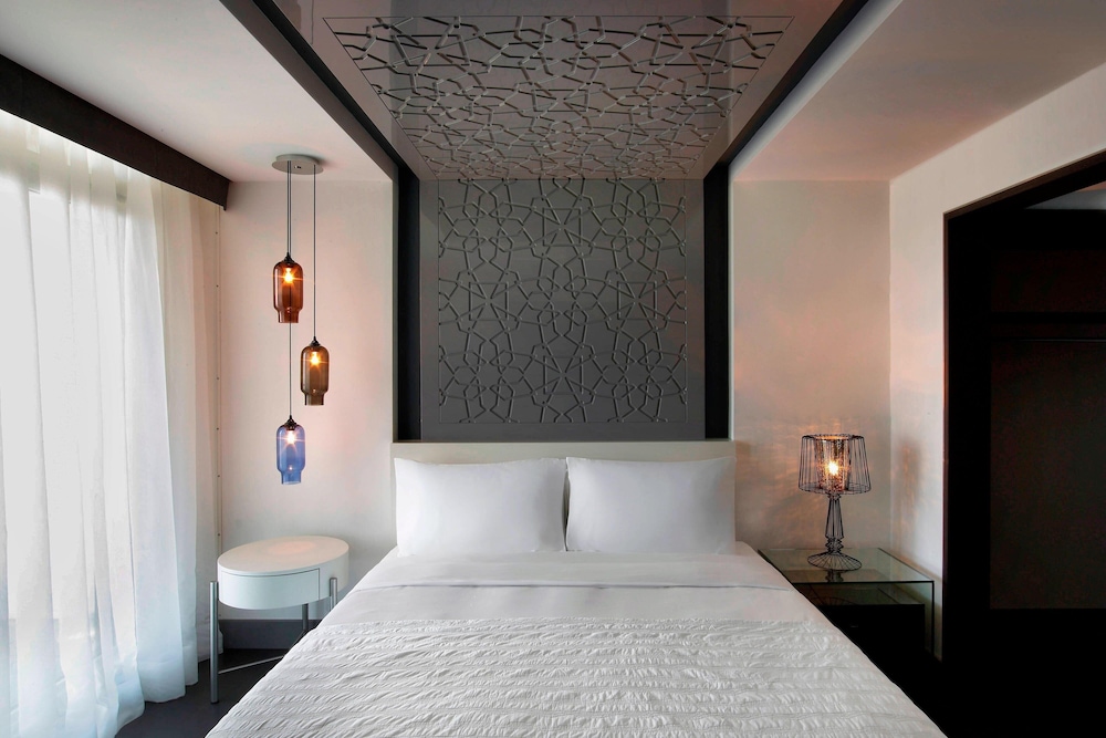 Residential Suite, Club lounge access, 1 Bedroom Suite, 1 King, City view, Terrace
