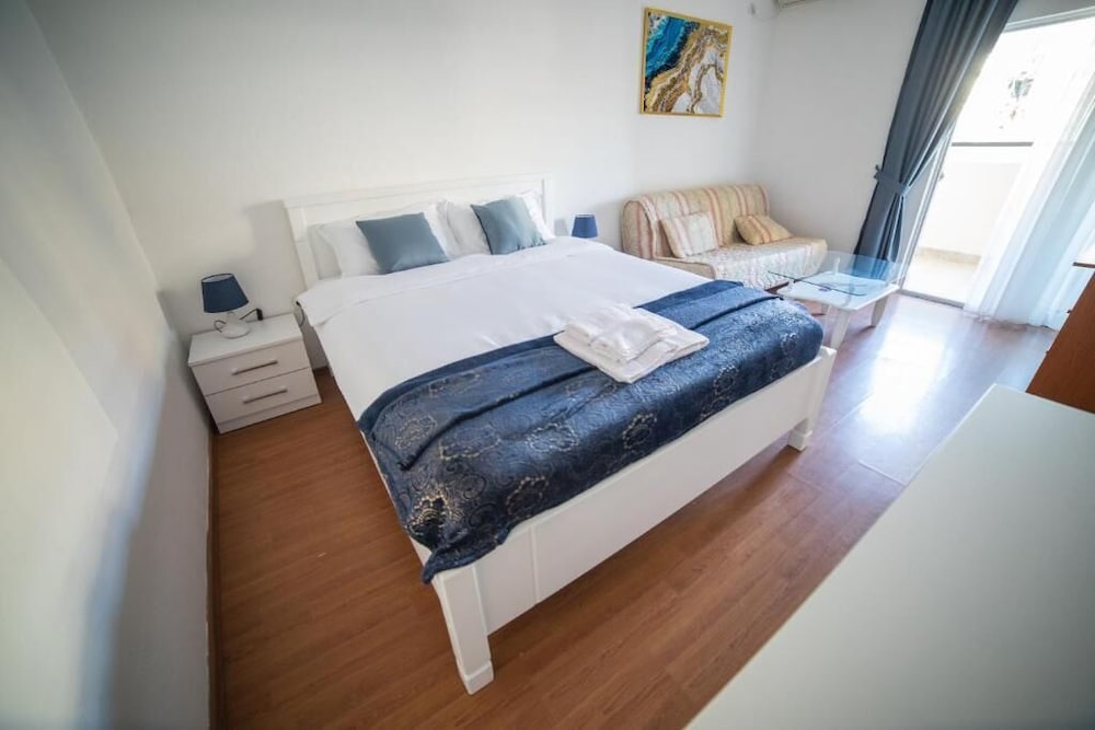 Basic Apartment - Photo 4