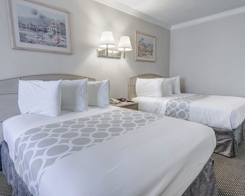 Standard Double Room, 2 Double Beds, Non Smoking - Photo 1