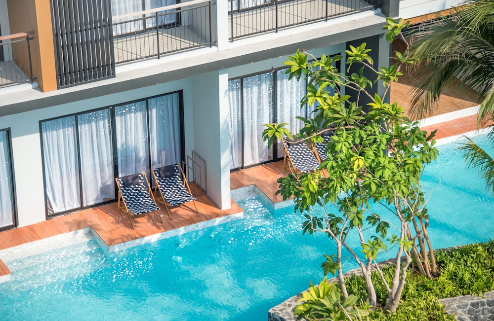 Deluxe Pool Access