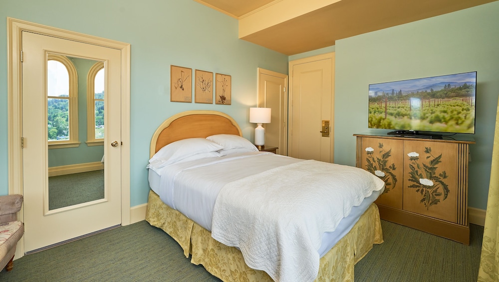 Deluxe Room, 1 Queen Bed, City View photo 2