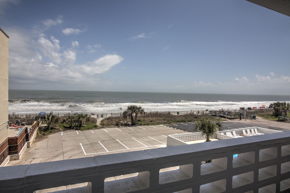 Deluxe Double Room, 2 Bedrooms, Beach View (   A   ) photo 3
