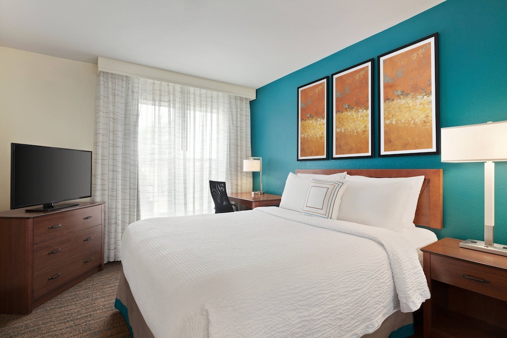 Suite, 2 Bedrooms (Mobility/Hearing Access, Roll-In Shwr) photo 2
