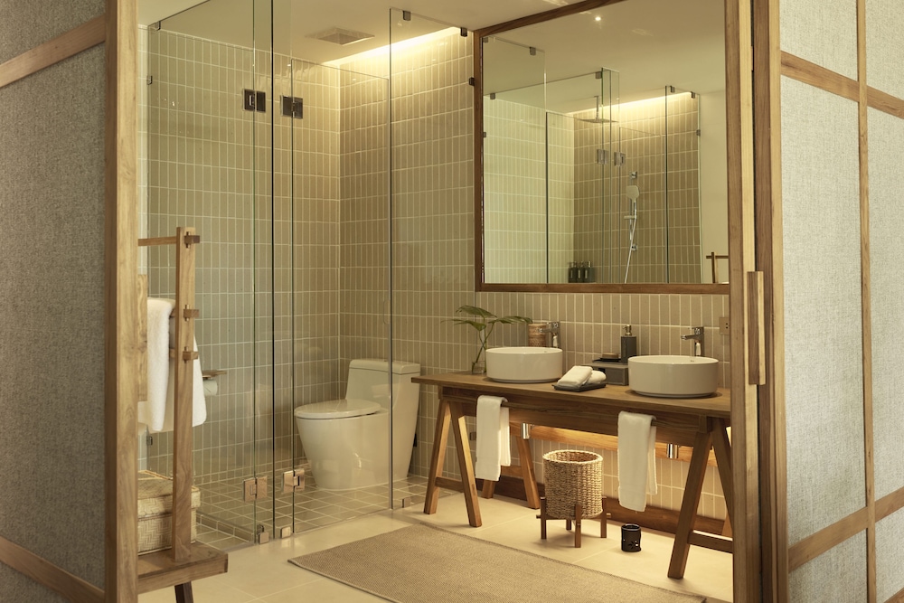 Premier Room, 1 King Bed, Pool Access - Photo 7