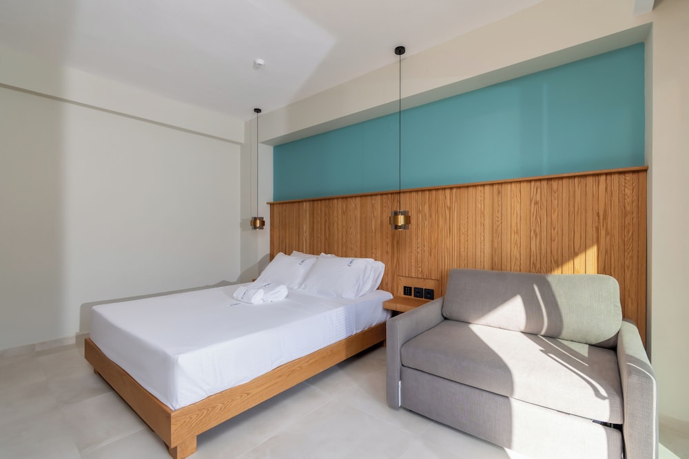 Junior Room, 1 Queen Bed with Sofa bed, Balcony, Partial Sea View photo 3