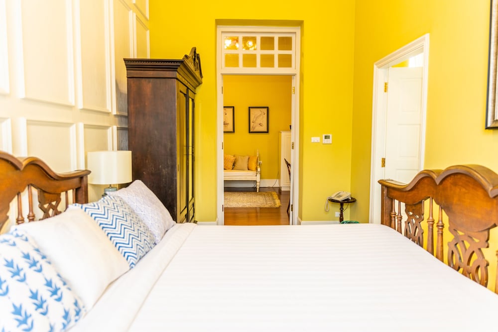 Deluxe Double Room with Living Room and Bathtub (FIVE)