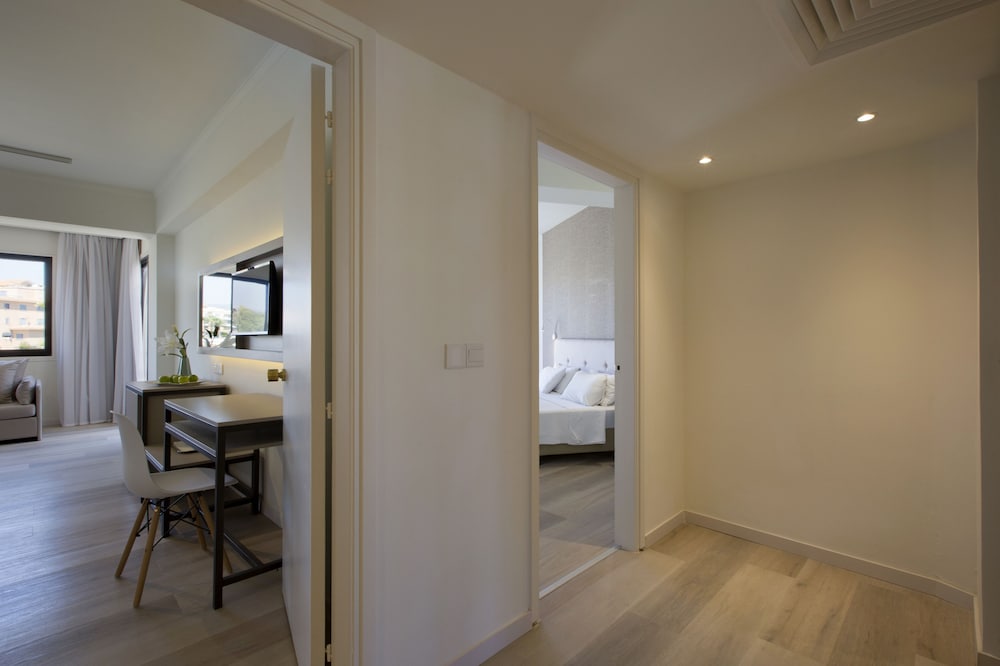 Family Suite, 2 Bedrooms (Inland View) - Photo 4