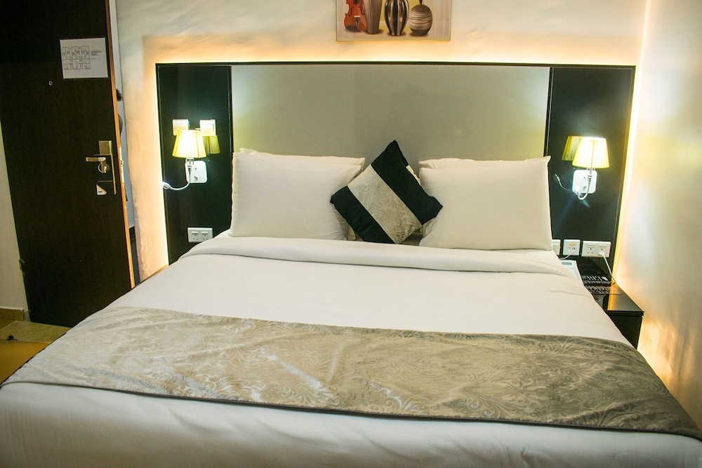 Deluxe Room - Photo 20