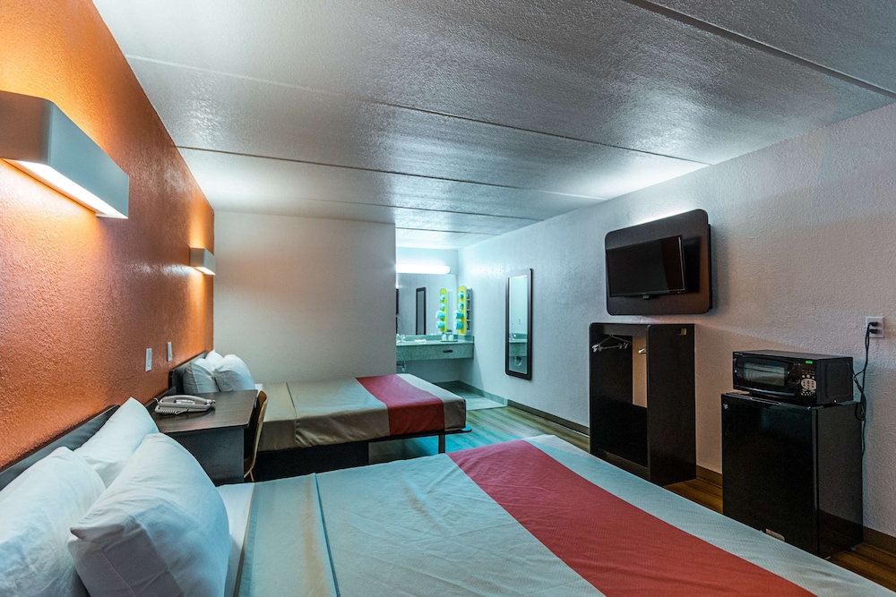 Standard Room, 2 Queen Beds, Smoking - Photo 6