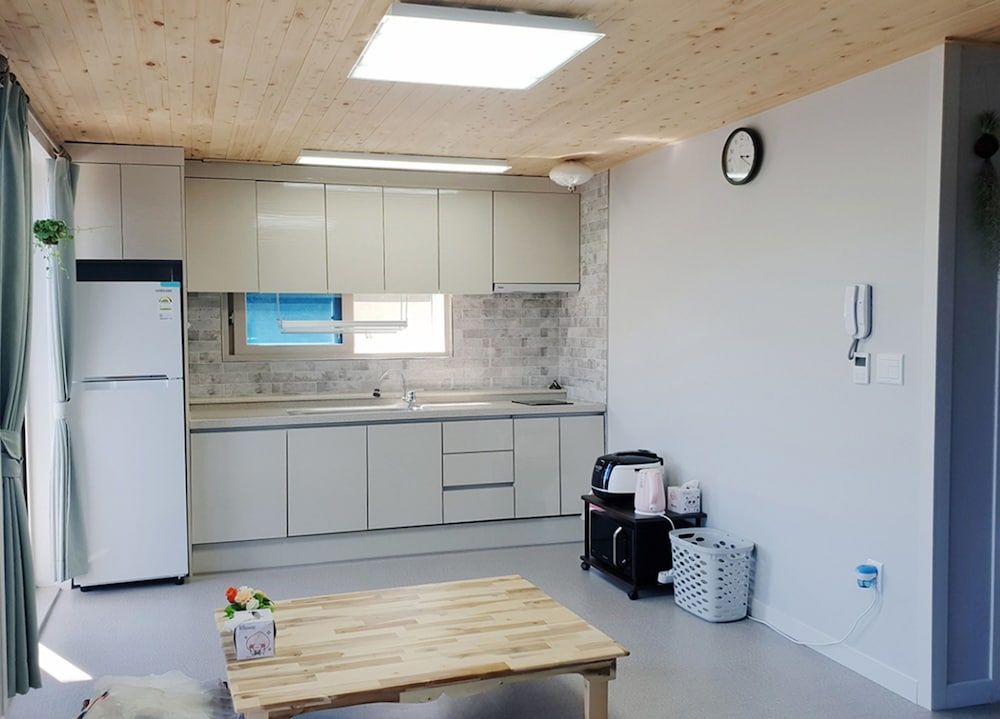 Room (A) photo 2