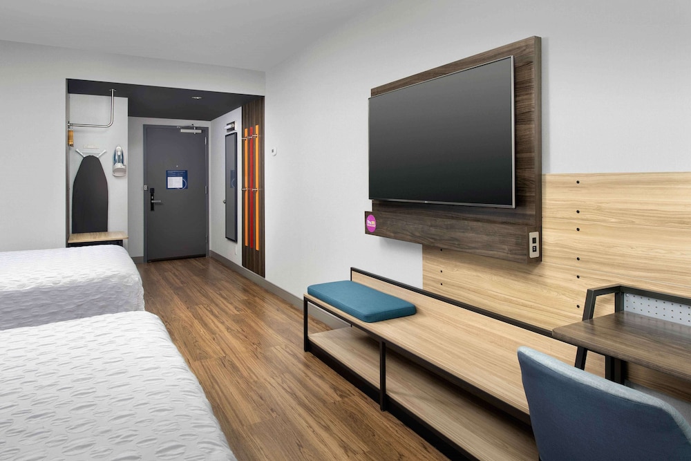Room, 2 Queen Beds, Accessible (Roll-In Shower)