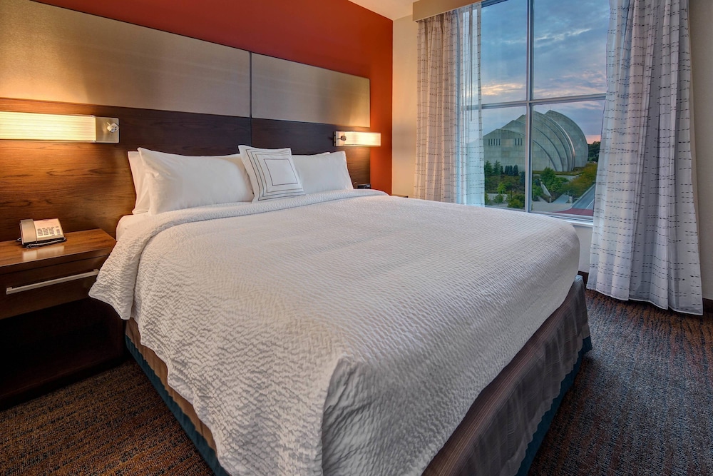 Suite, 1 King Bed with Sofa bed photo 3