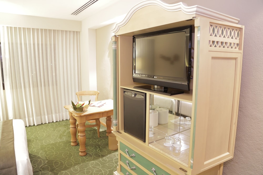 Room, 2 Double Beds - Photo 4