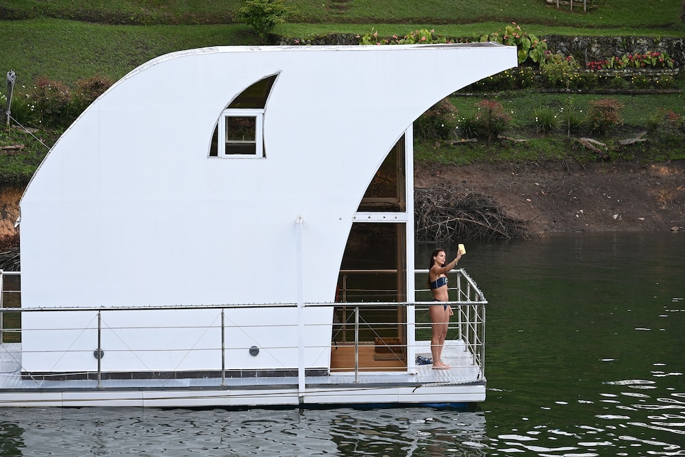 Panoramic Cabin, Lake View, Overwater photo 2