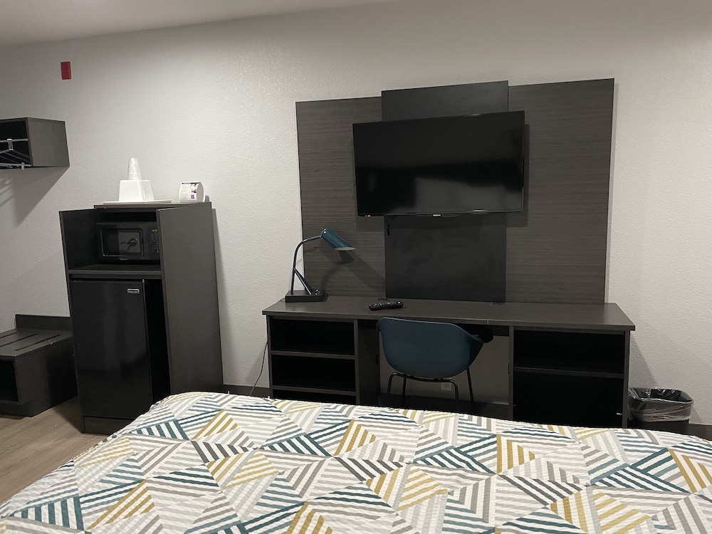 Deluxe Room, 1 King Bed, Smoking, Refrigerator & Microwave - Photo 9