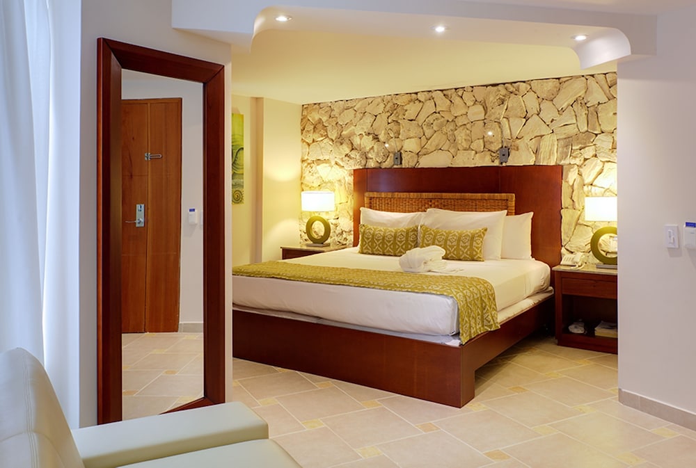 Standard Room, 1 King Bed, City View - Photo 4