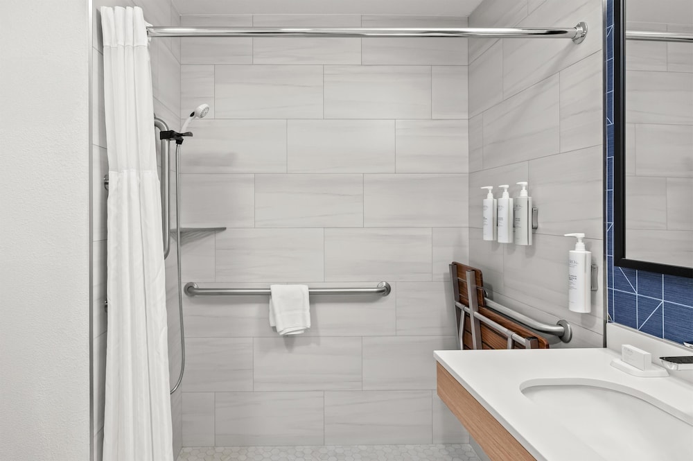 Room, 2 Queen Beds, Accessible (Mobility & Hearing, Roll-in Shower) - Photo 3
