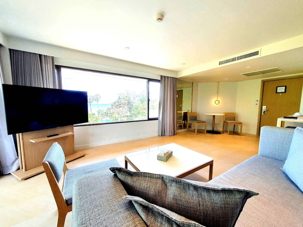 Superior Suite, 1 King Bed, Sea View photo 2