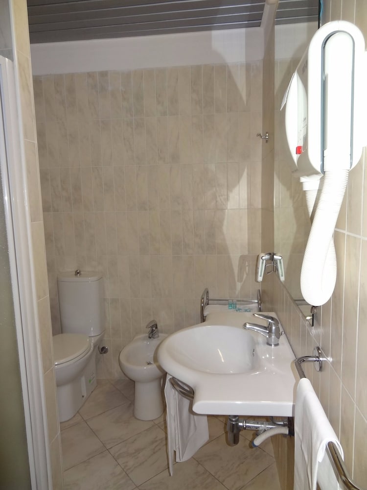 Standard Double or Twin Room - Photo 4