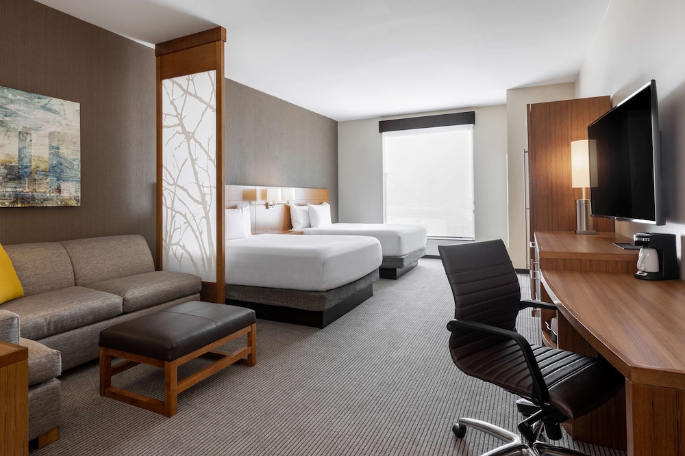 Room (2 Queenbeds & 1 Sofabed, High Floor)