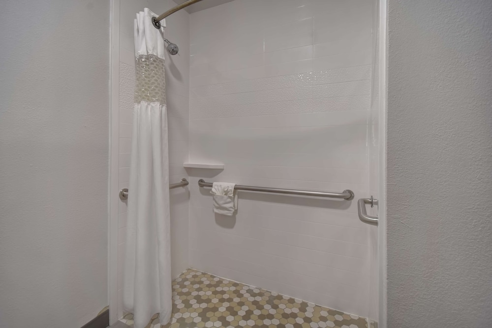 Room, 1 King Bed, Accessible, Non Smoking - Photo 4