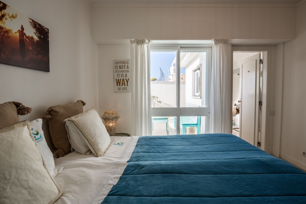 Basic Suite, Private Bathroom, Sea Facing photo 1
