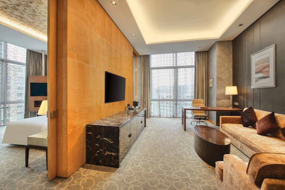 Junior Suite, 1 King Bed, Club Lounge Access photo 1
