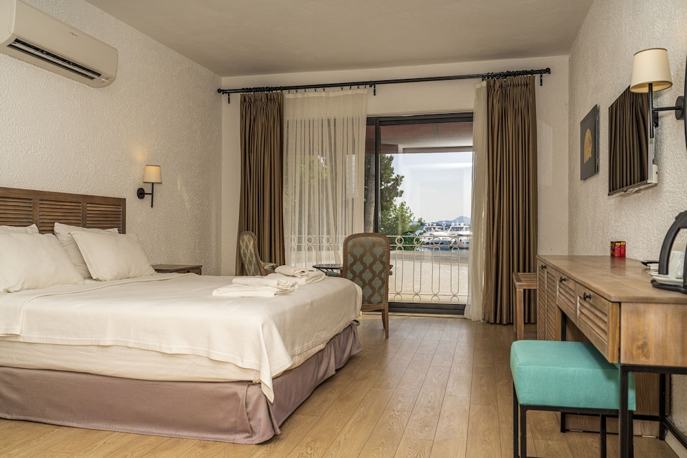 Deluxe Room, Bay View (Green)