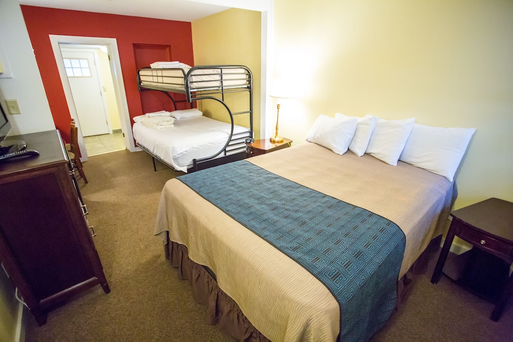 Family Room, Multiple Beds, Pool Access, City View
